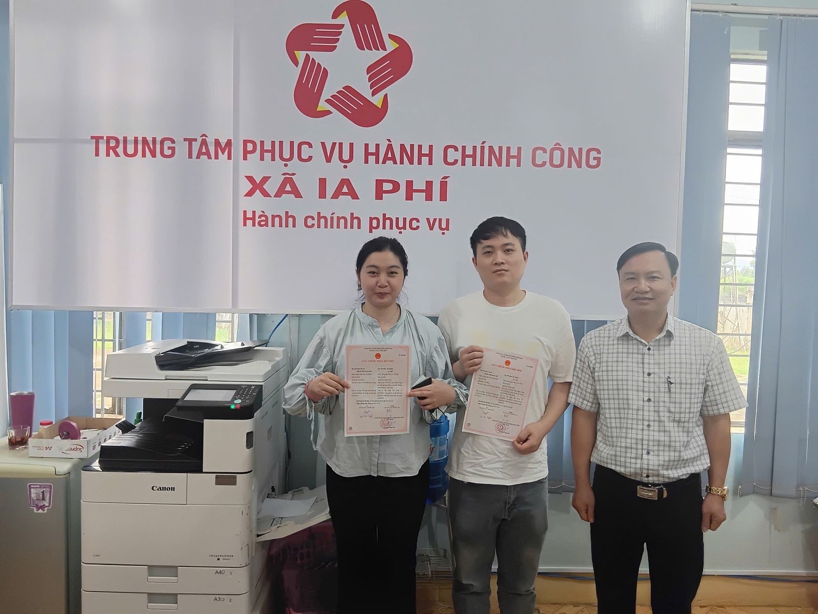 Lãnh đạo xã trao giấy chứng nhậ kết hôn